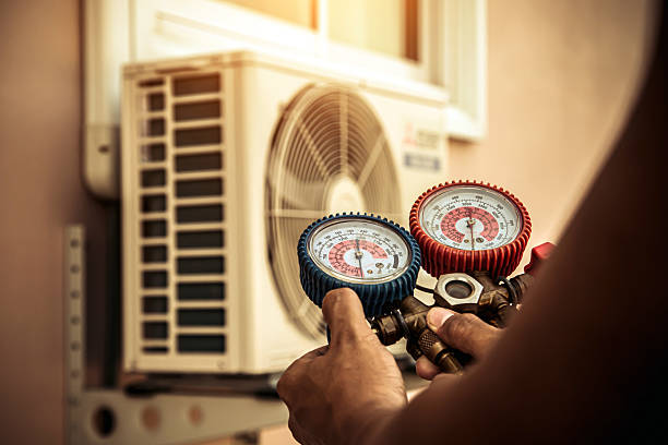 Professional Ac Installation technician working in Le Claire, IA